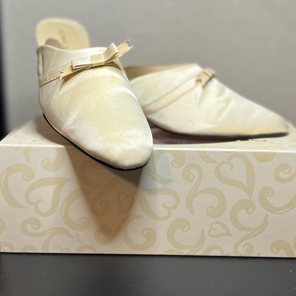 Vintage V.S. Baby Kitty Mule Ivory Size M - Picture 3 of 6